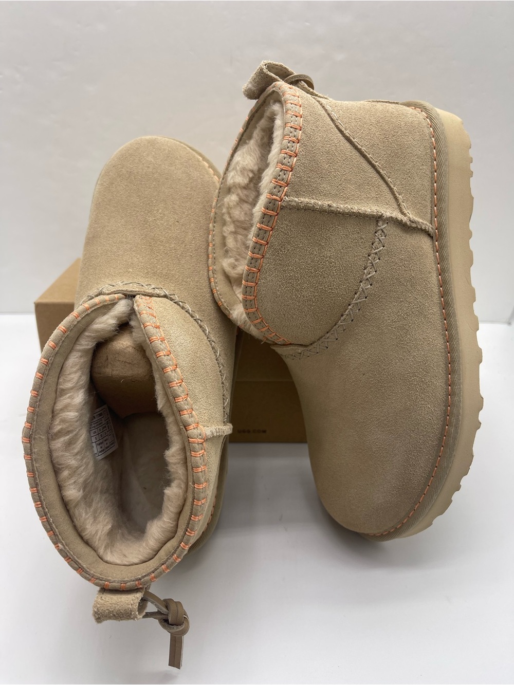 UGG W CLASSIC ULTRA MINI ELARIA
MDSD - Mustard Seed
Ankle Booties Shearling - Picture 11 of 16